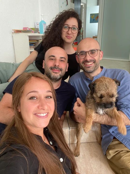 L'équipe de professionnels souriants spécialisés dans la médiation cognitive, l'apprentissage adapté et le développement de l'enfant, incluant des experts en troubles cognitifs, inclusion et pédagogie adaptée.